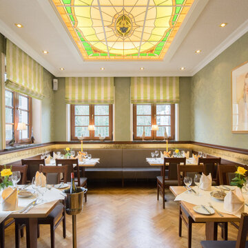 Festlich eingedeckte Tische im Restaurant des Parkhotel Güldene Berge