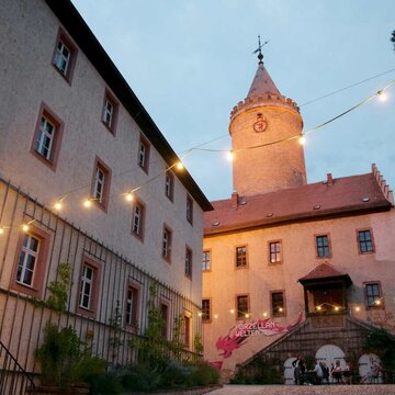 Ansicht des schön beleuchteten Innenhofs der Leuchtenburg.