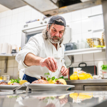 Küchenchef bei dem Tellerarrangement im Gasthaus zur Noll Jena