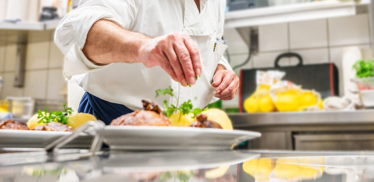 Küchenchef bei dem Tellerarrangement im Gasthaus zur Noll Jena