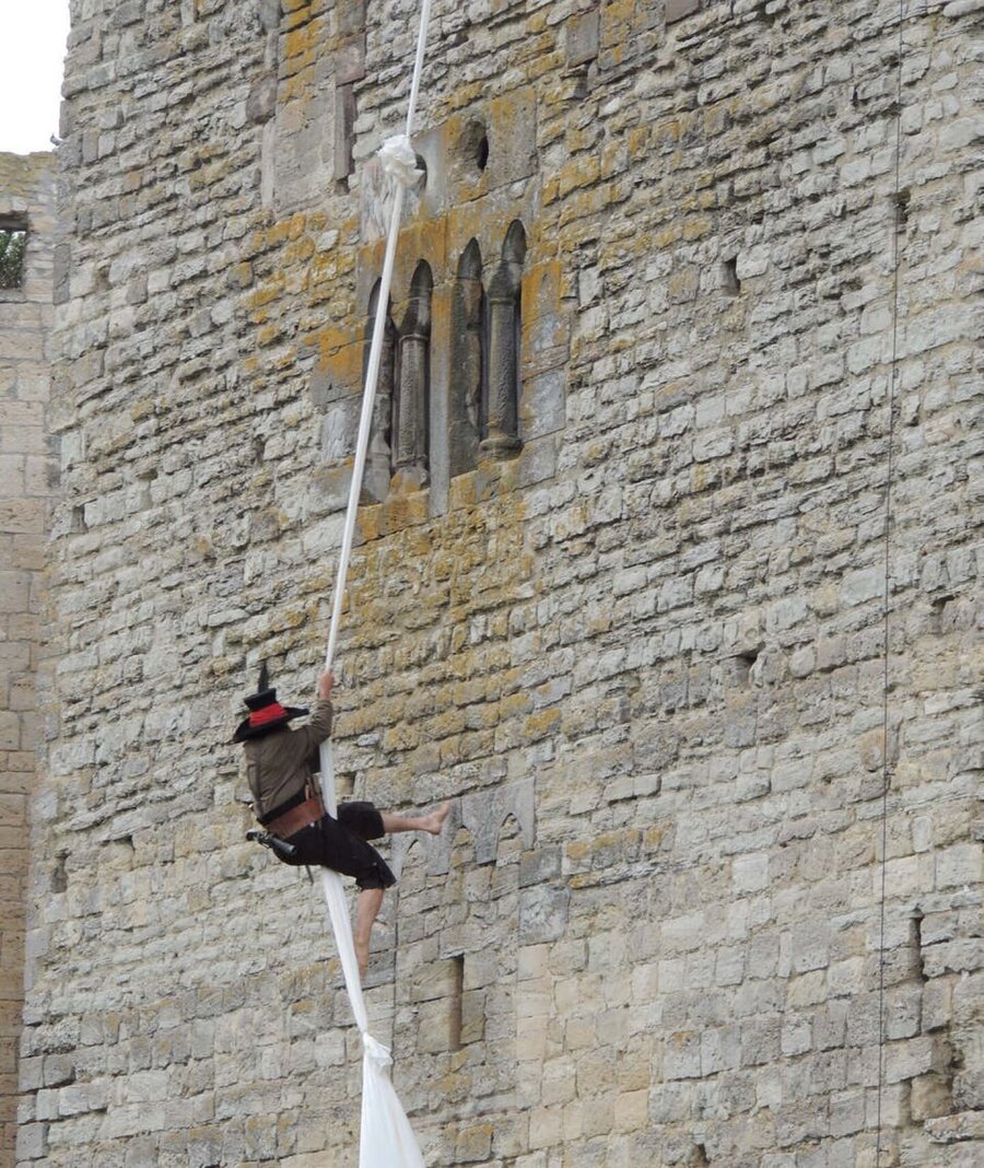 Während der Dreharbeiten zum "Räuber Hotzenplotz" seilt sich ein Stuntman vom Turm der Burg Querfurt ab.