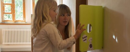 kinderfreundliches Museum: Im Heinrich-Schütz-Haus Weißenfels entdeckt ein Kind verborgener Inhalte hinter kleinen Türen