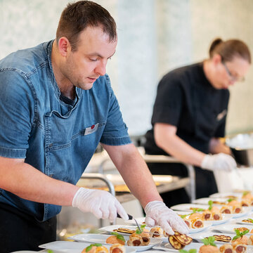Desserts werden vom Koch im Weinberghotel Edelacker in Saale-Unstrut zubereitet