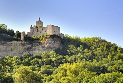 Rudelsburg bei Bad Kösen mit Saale und Saalebrücke