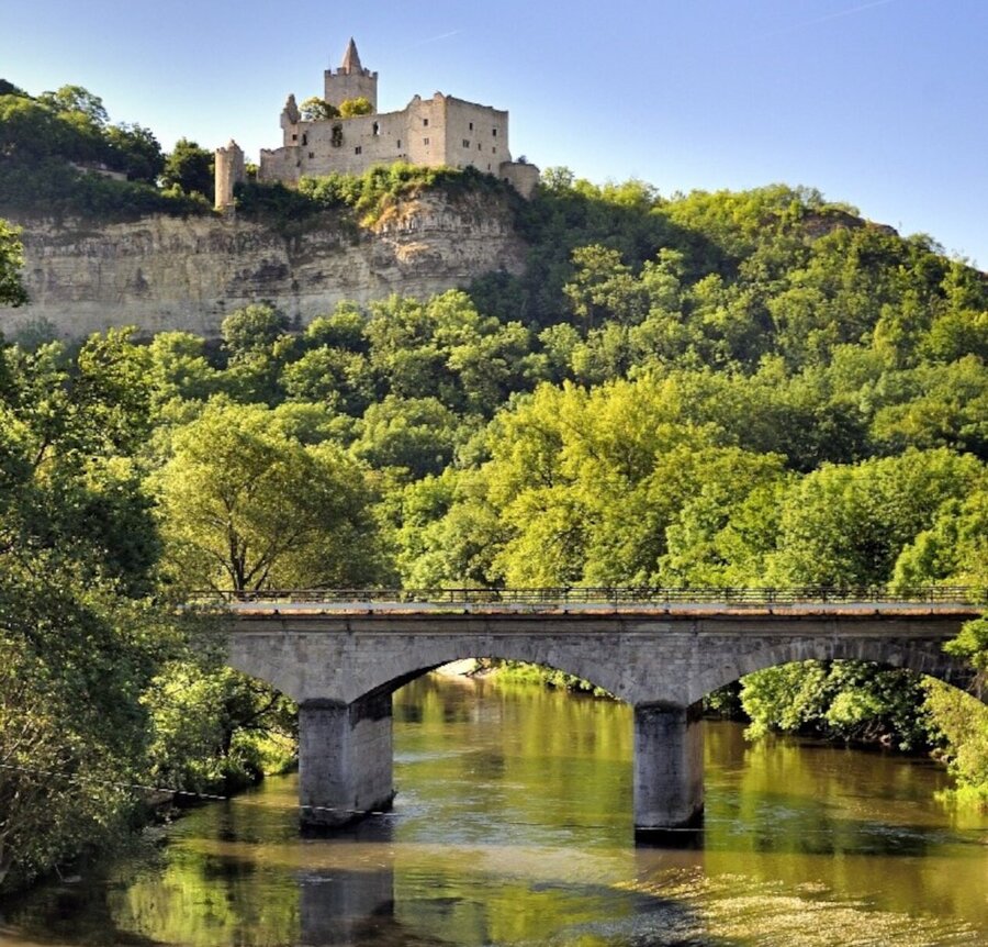 Rudelsburg bei Bad Kösen mit Saale und Saalebrücke