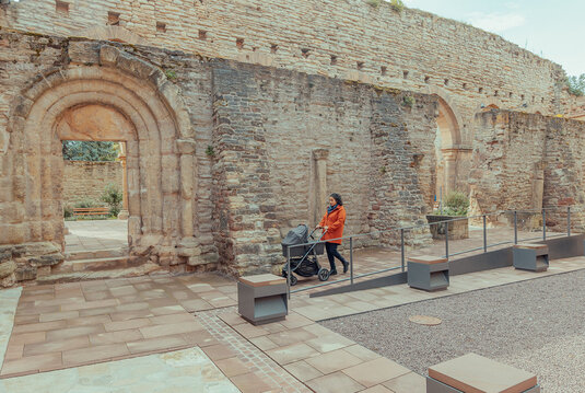 Eine Frau mit Kinderwagen im Kloster und Kaiserpfalz Memleben.