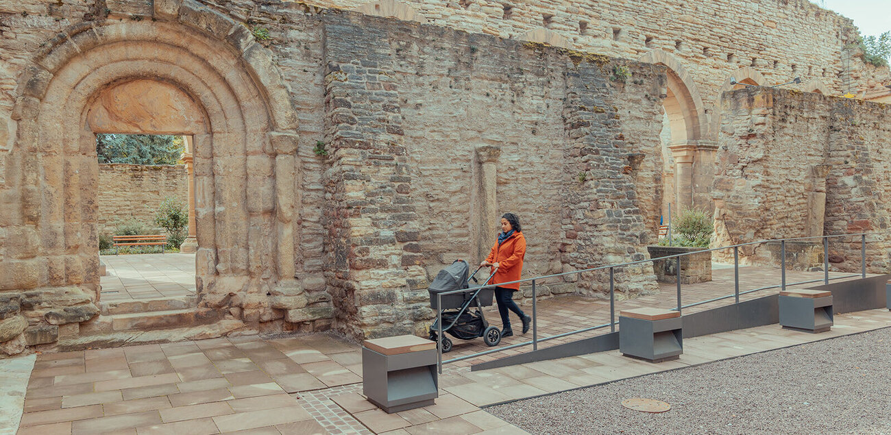 Eine Frau mit Kinderwagen im Kloster und Kaiserpfalz Memleben.