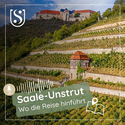 Podcast-Thumbnail zu „Saale-Unstrut – wo die Reise hinführt“: Blick auf terrassierte Weinberge mit Weinberghäuschen und Schloss Neuenburg oberhalb von Freyburg. Darüber liegt der Podcast-Schriftzug mit Mikrofon- und Karten-Symbol.