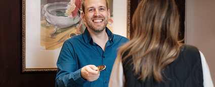 Pascal Zeymer beim Check-In eines Gastes