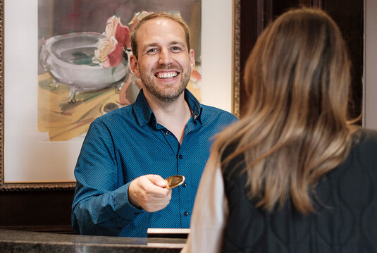 Pascal Zeymer beim Check-In eines Gastes