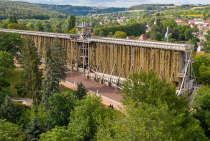 Fernansicht vom Gradierwerk in Bad Kösen mit dahinterliegenden Wäldern und Häusern