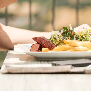 Vegane Currywurst auf einem Teller im Weinberghotel Edelacker