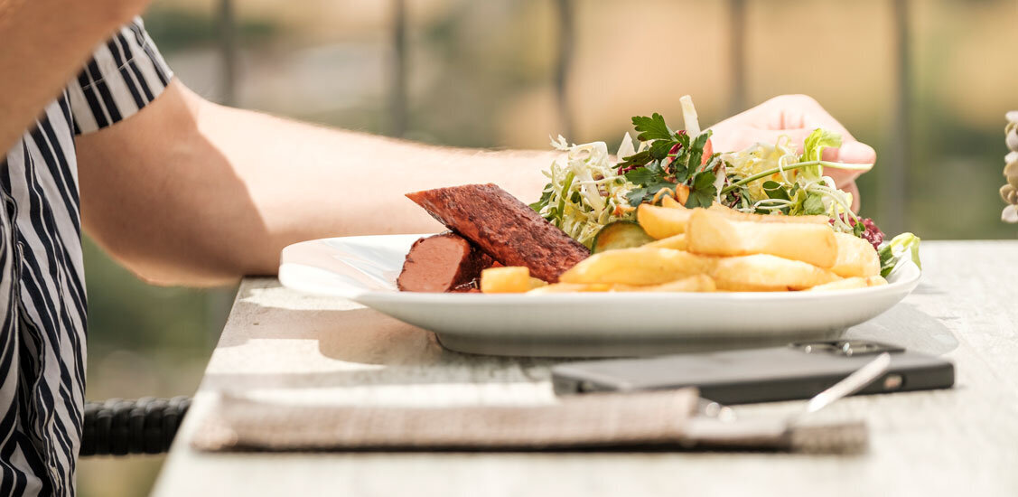 Vegane Currywurst auf einem Teller im Weinberghotel Edelacker