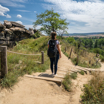 Frau wandert über Wanderweg mit Treppenstufen in Saale-Unstrut