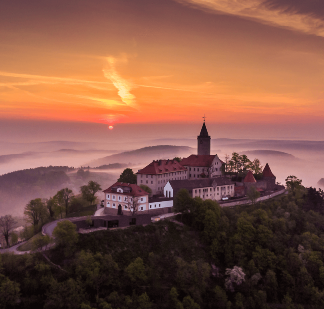 Nebliger Sonnenaufgang an der Leuchtenburg in Seitenroda.