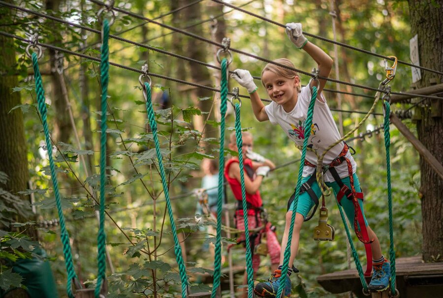 Kinder auf den Hindernissen im Kletterwald Lützen