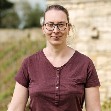 Portrait von Nicole Liebetrau, Küchenchefin im Weinberghotel Edelacker, stehend im Freien