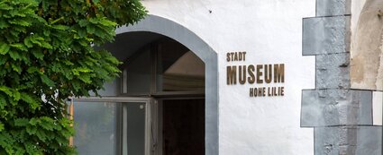Eingang zum Stadtmuseum Naumburg mit dem Schriftzug Stadtmuseum Hohe Lilie