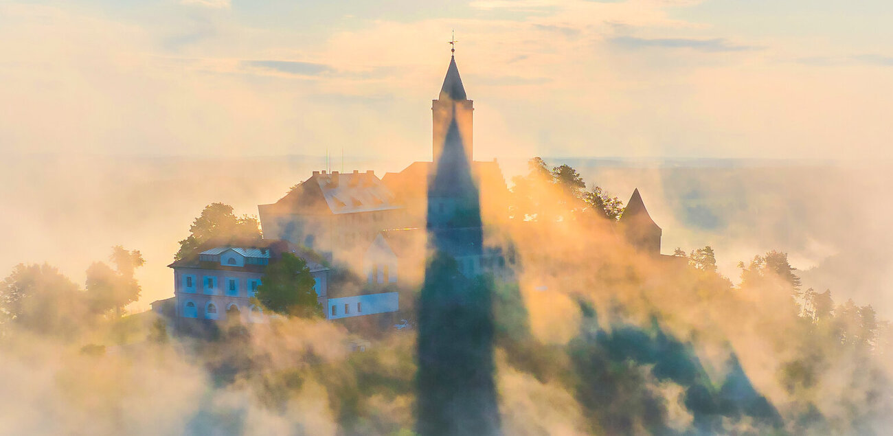 Leuchtenburg im Nebel