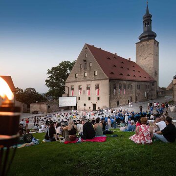 Sommerkino auf der Burg Querfurt bei Abenddämmerung