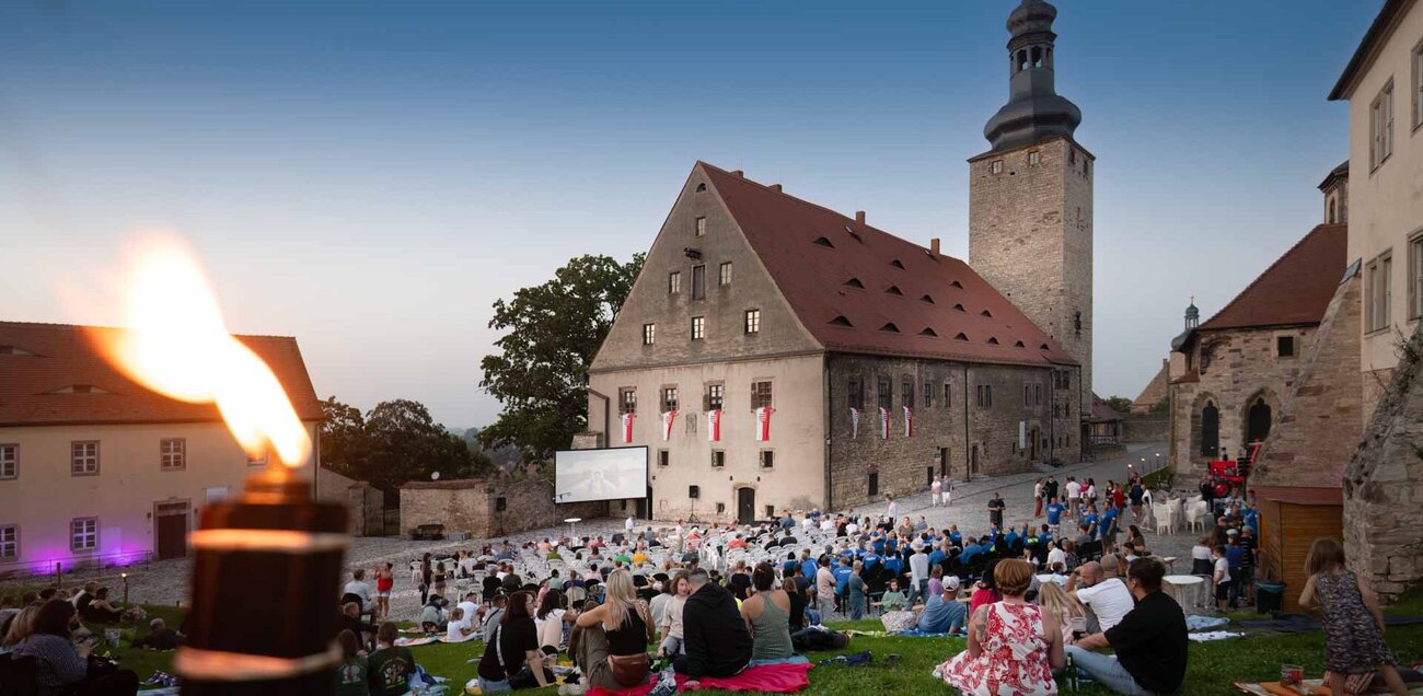 Sommerkino auf der Burg Querfurt bei Abenddämmerung