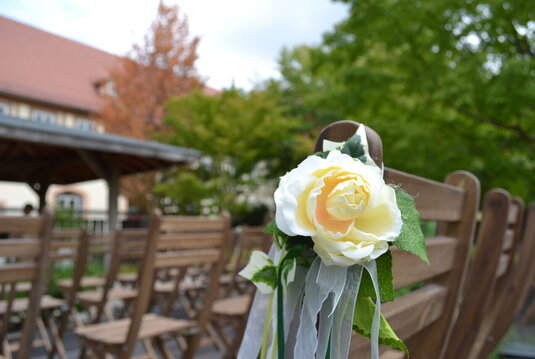 Blütenschmuck am Stuhl für eine Trauung im japanischen Garten Zeitz
