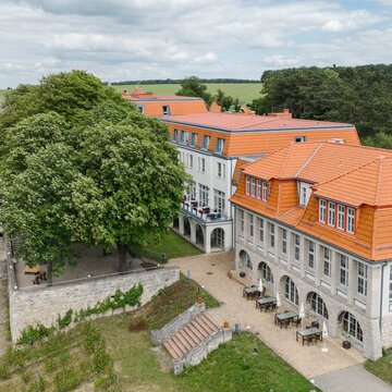 Drohnen Ansicht des Weinberghotels Edelacker in Freyburg. Ansicht des Hauses und der Weinterrasse.