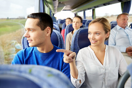 mehrere Personen genießen eine Zugfahrt