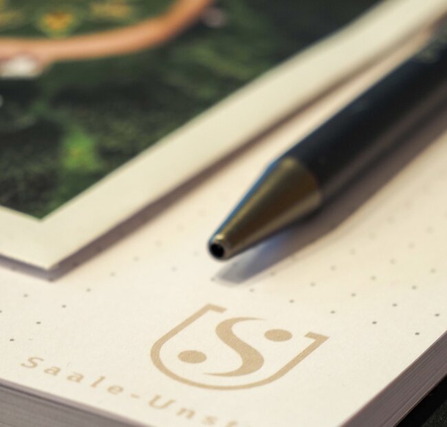 Give-aways zum Tourismustag 2025, bestehend aus Schreibblock, Kuli und Samentüte