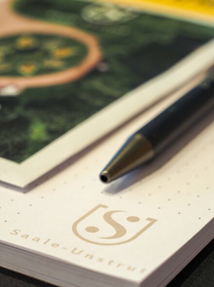 Give-aways zum Tourismustag 2025, bestehend aus Schreibblock, Kuli und Samentüte