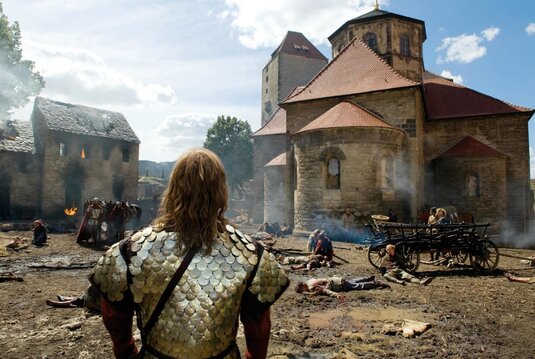 Filmaufnahmen während der Dreharbeiten zu "Die Päpstin" auf der Burg Querfurt, Ritter in Rüstung auf dem Burggelände mit romanischer Burgkapelle im Hintergrund
