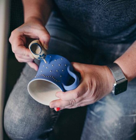 Herstellung der typischen blau-weißen Keramik in Bürgel