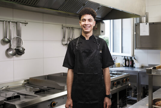 Portrait von Kochazubi Youssef Fari in der Küche