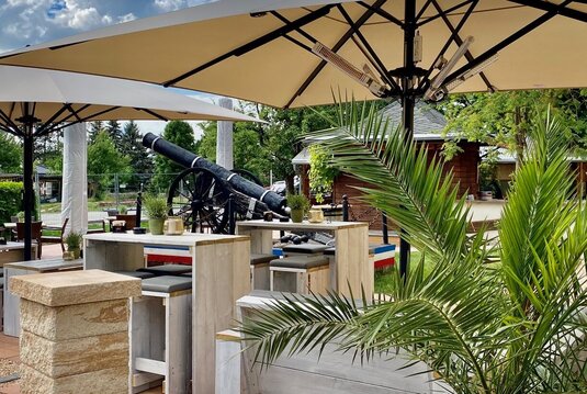 Moderne Außenlounge mit Kanone