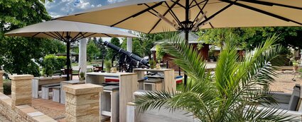 Moderne Außenlounge mit Kanone