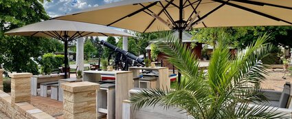 Moderne Außenlounge mit Kanone