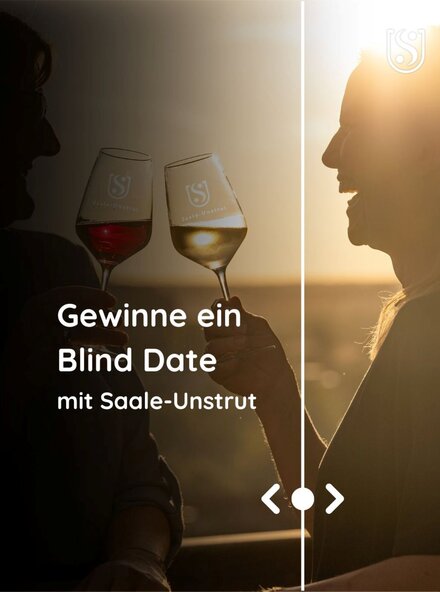Symbolmotiv Gewinnspiel "Dein blind Date mit Saale-Unstrut": 2 Personen stoßen bei Sonnenuntergang gemeinsam an, die eine Person steht im Sonnenlicht und lacht, die andere Person ist nicht zu erkennen