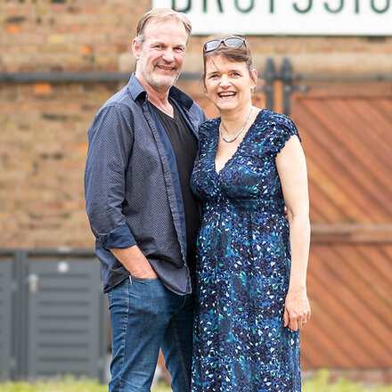 Das Ehepaar Michael Schomer und Katrin Beikirch vor dem FeWo-Betrieb Bahnhof Droyßig 