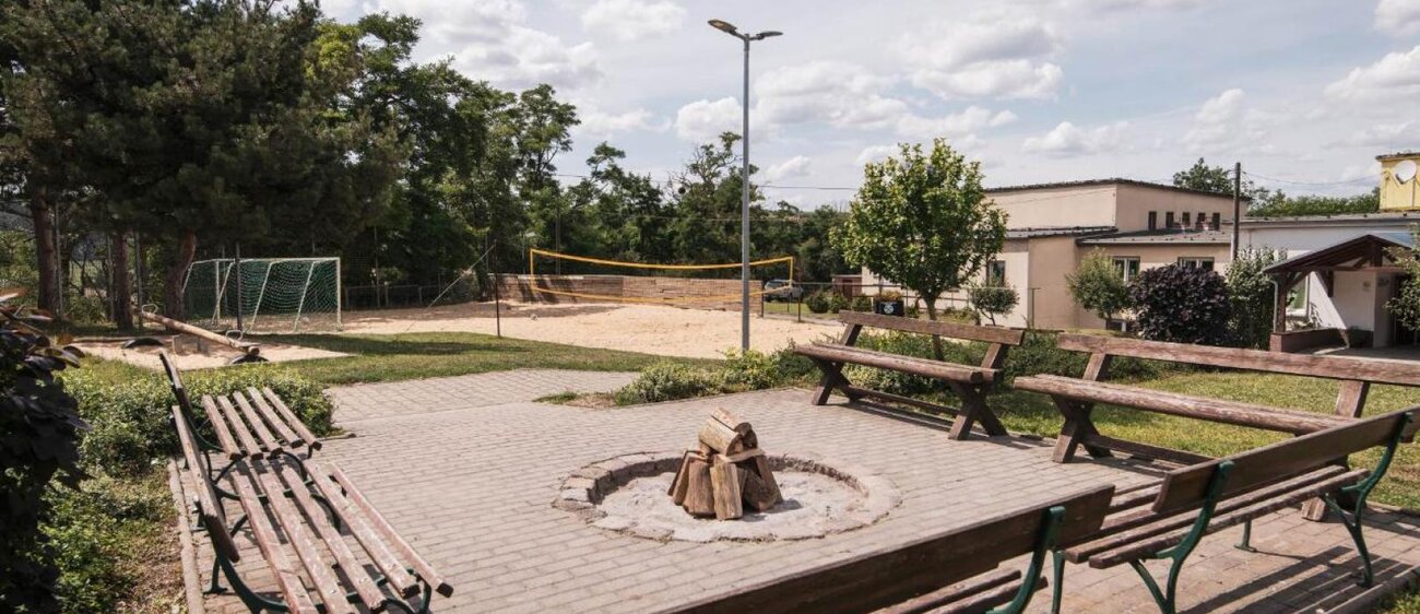Außenbereich der Jugendherberge Nebra mit Lagerfeuerstelle und Beachvolleyballfeld
