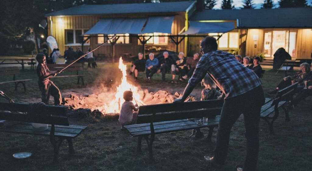 Lagerfeuer vor Jugendherberge Kretzschau