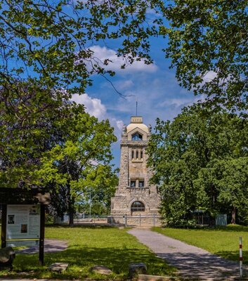 Eingang zum Klemmbergpark mit Bismarckturm Weißenfels