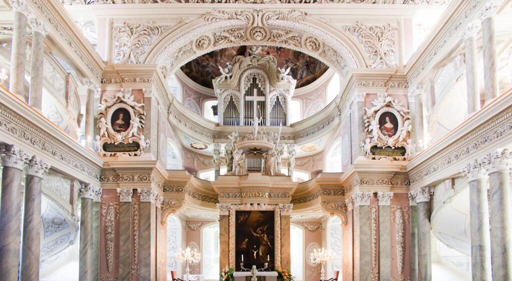 Die barocke Schlosskirche Eisenberg in der Innenansicht