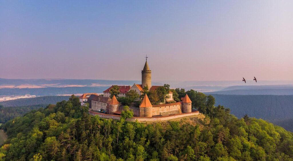 Leuchtenburg im Sommer mit Blick auf Jena