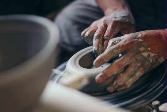 Töpferhandwerk in einer Bürgeler Töpferei