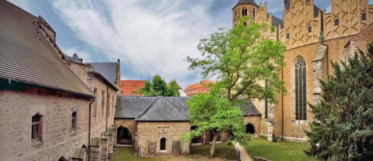 Kreuzhof des Merseburger Doms mit Thietmar-Brunnen