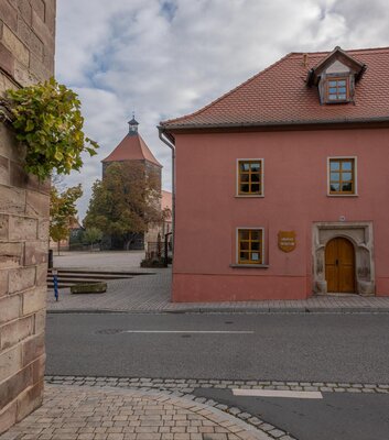 Die Stadt Nebra mit dem Heimathaus sowie der Stadtkirche im Hintergrund.