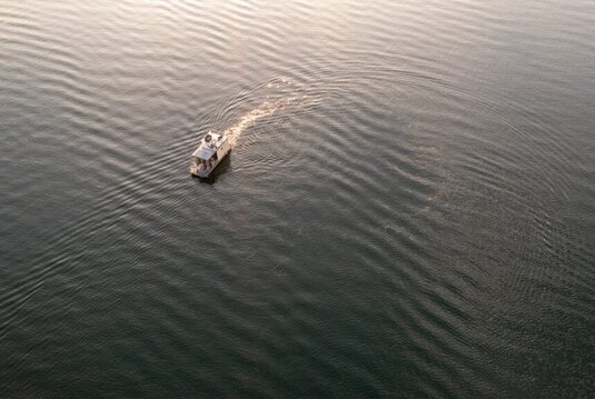 Luftaufnahme von einem Hausboot auf dem Geiseltalsee