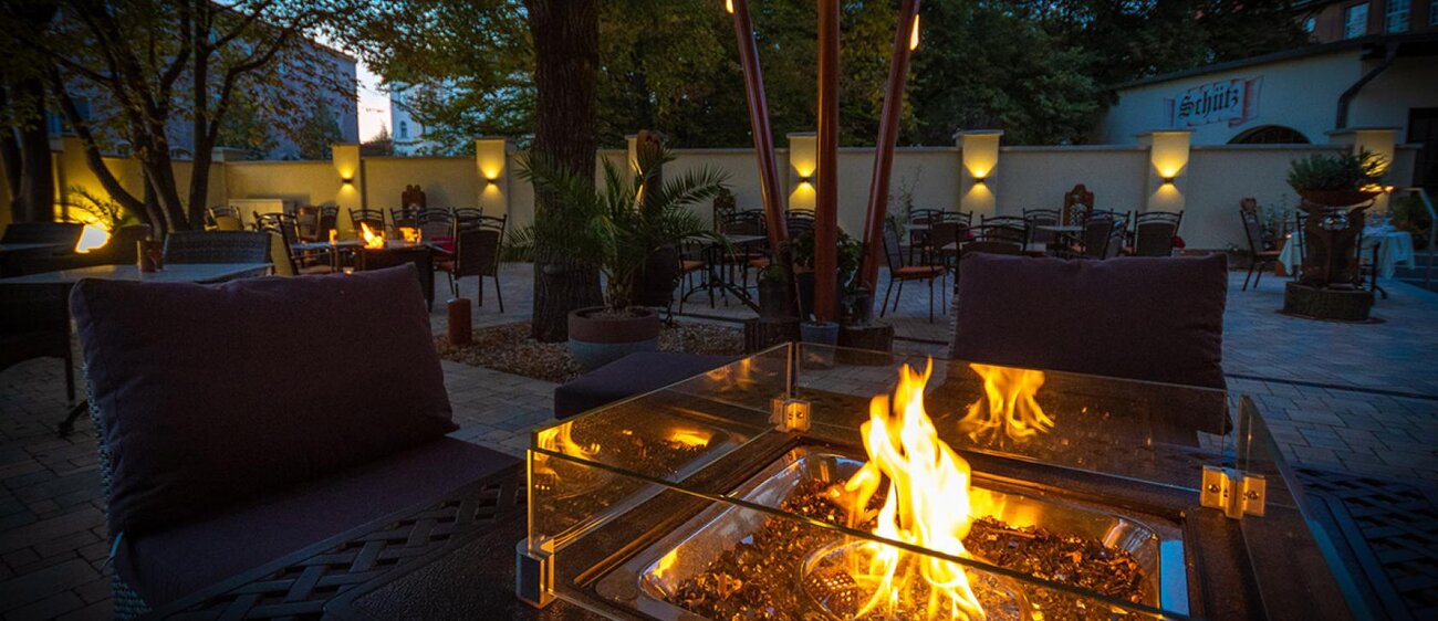 Genussgarten im Außenbereichn mit Lagerfeuer im Hotel Jägerhof in Weißenfels