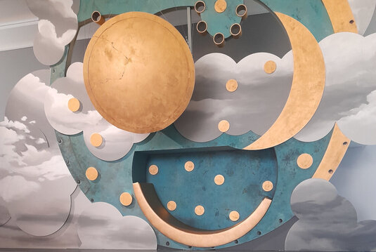 Duplikat der Himmelsscheibe in der Vitrine sowie dahinter liegend die begehbare Himmelsscheibe in der Arche Nebra