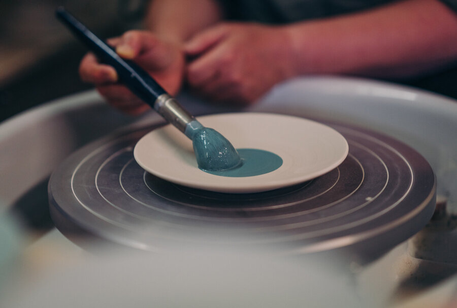 Bemalung von Töpferwaren in Bürgel 